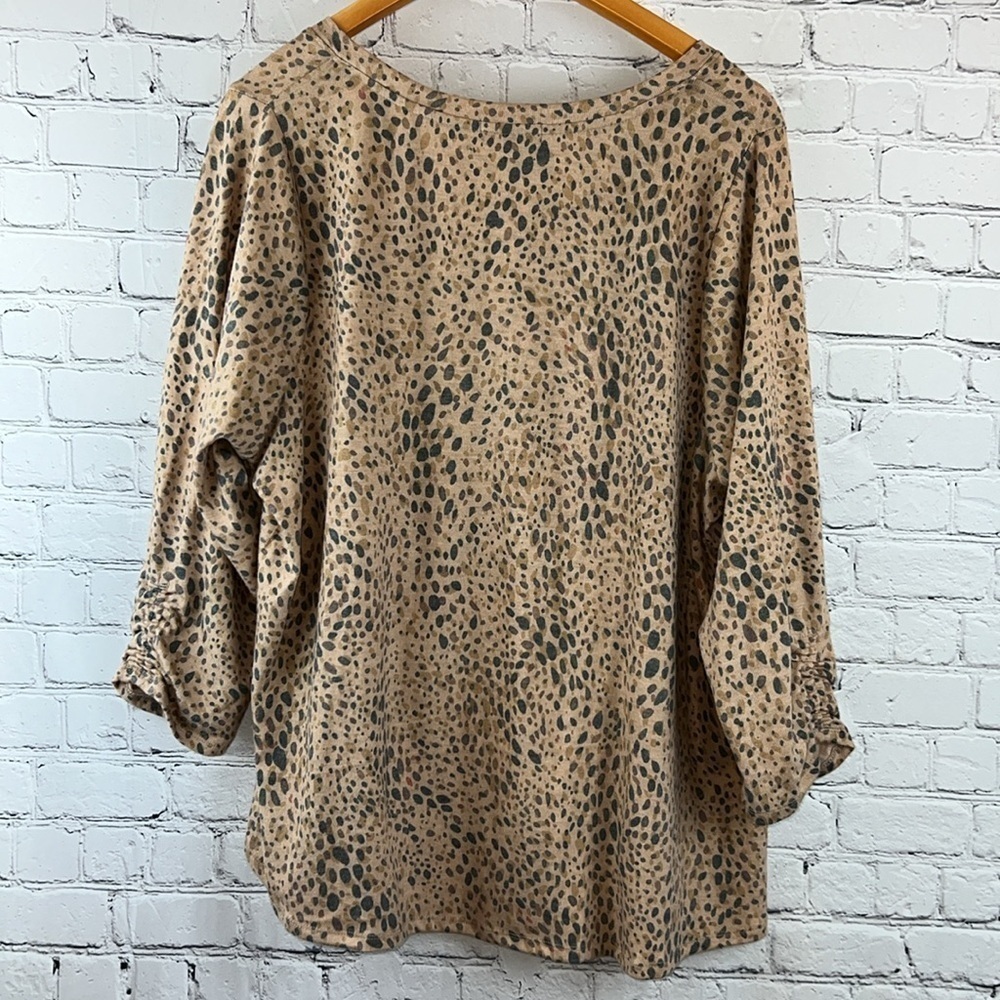 DEMOCRACY V-Neck Sweatshirt Top in Animal Print, Size 2x - Picture 3 of 6